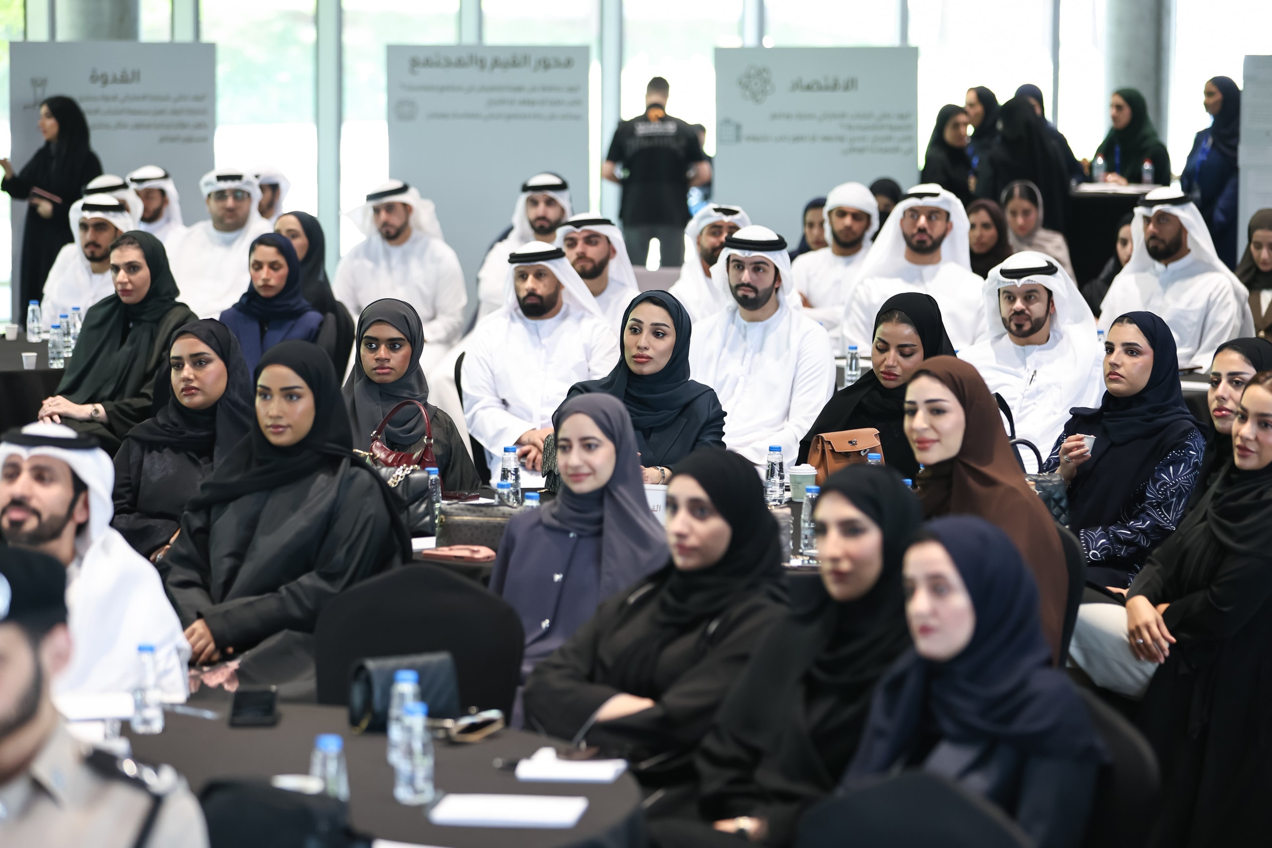 شباب إماراتيون يشاركون في مسار القادة الشباب